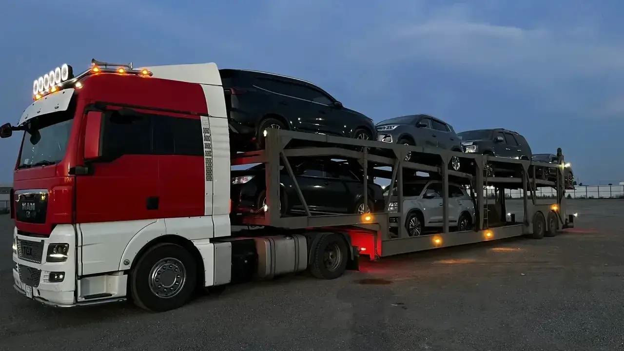 Автовоз MAN с автомобилями клиентов вечером перед выездом