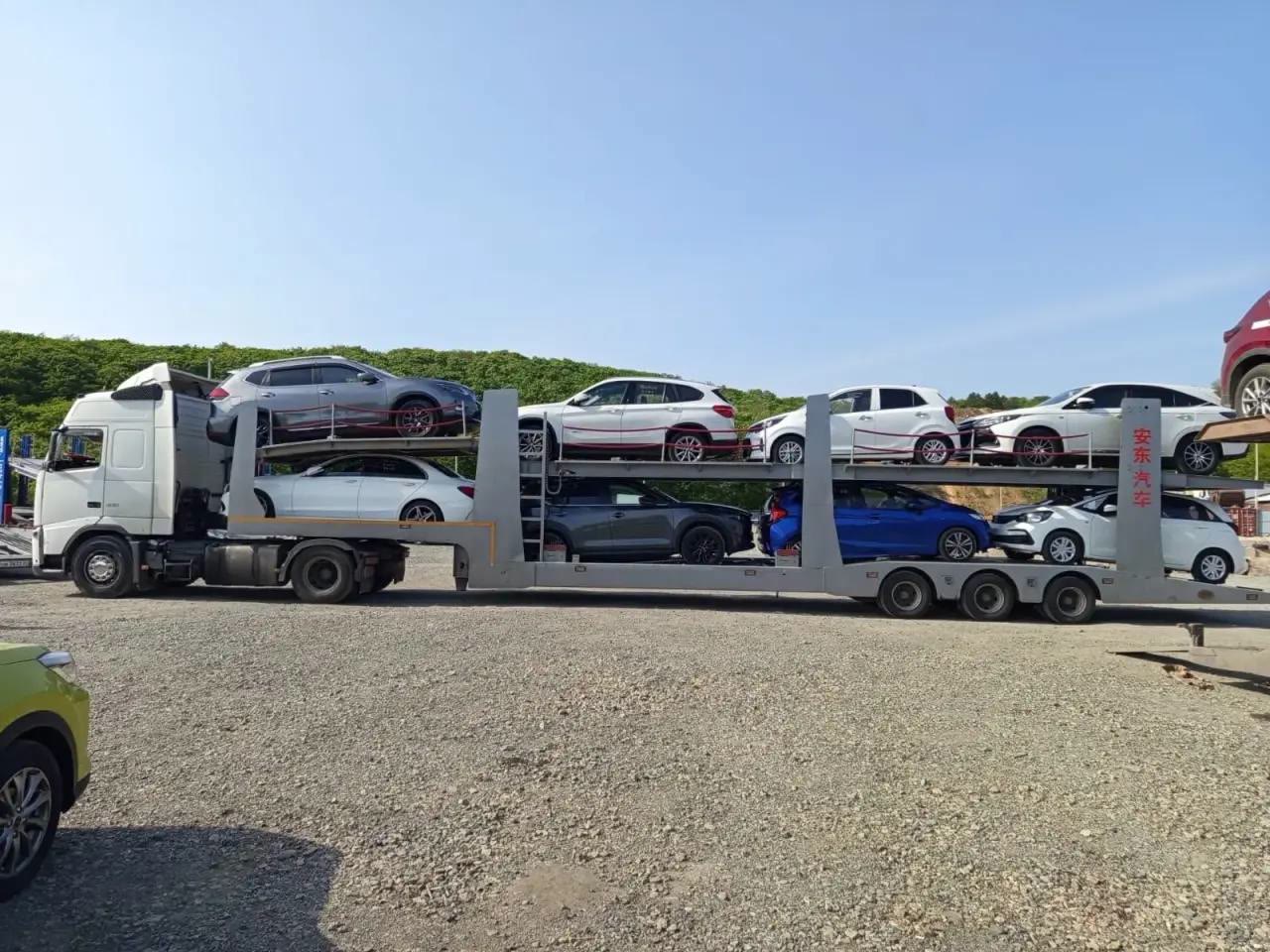 Погрузка новых Mercedes-Benz на автовоз