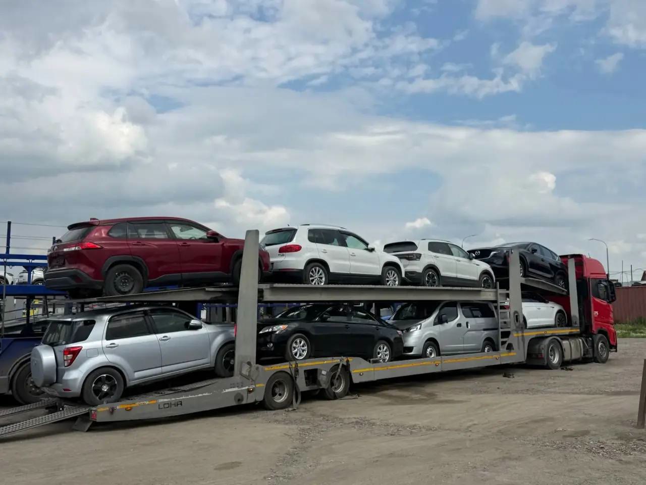 Автовоз с кроссоверами на стоянке