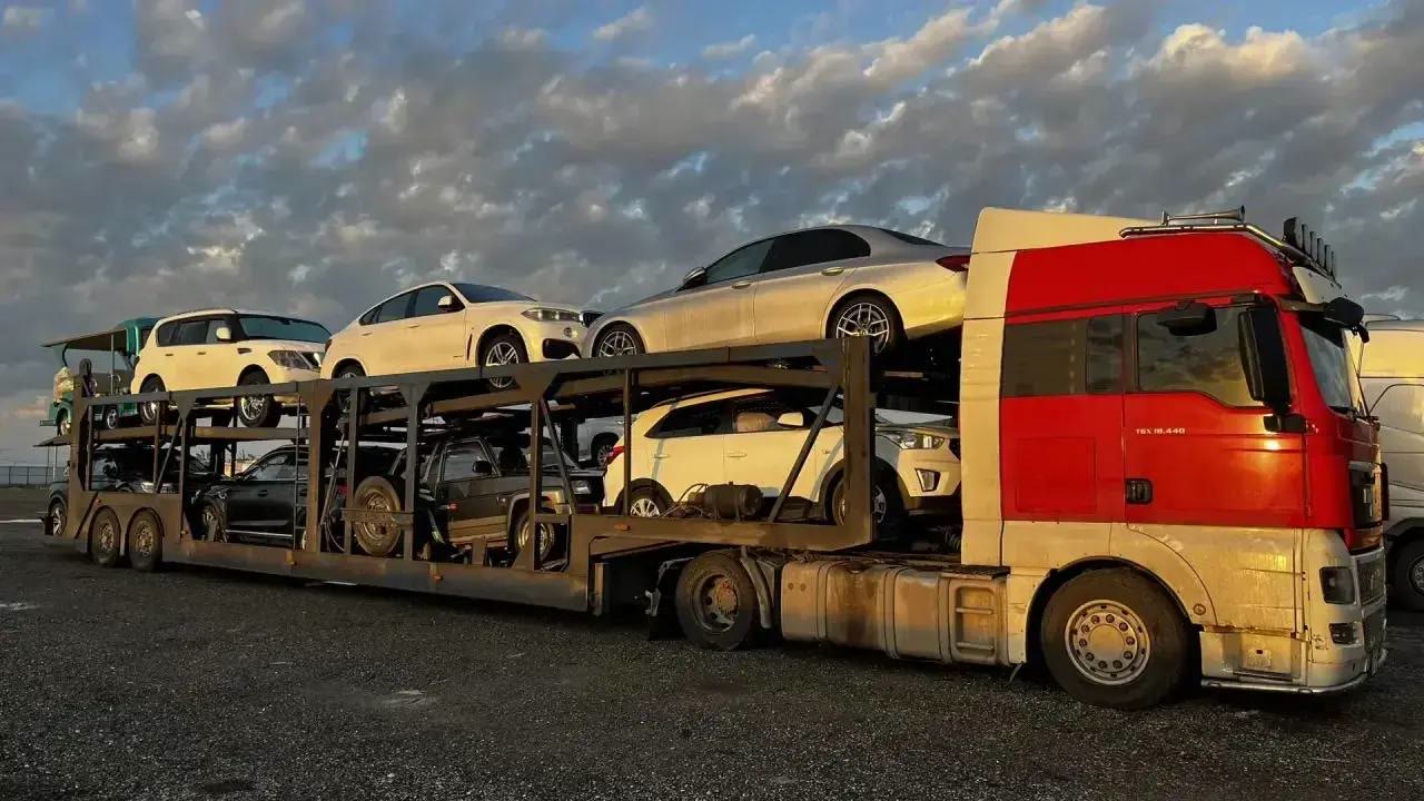 Наш автовоз с автомобилями клиентов перед рейсом